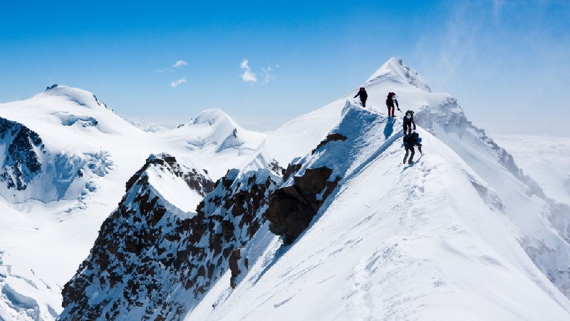 Leo núi Mont Blanc